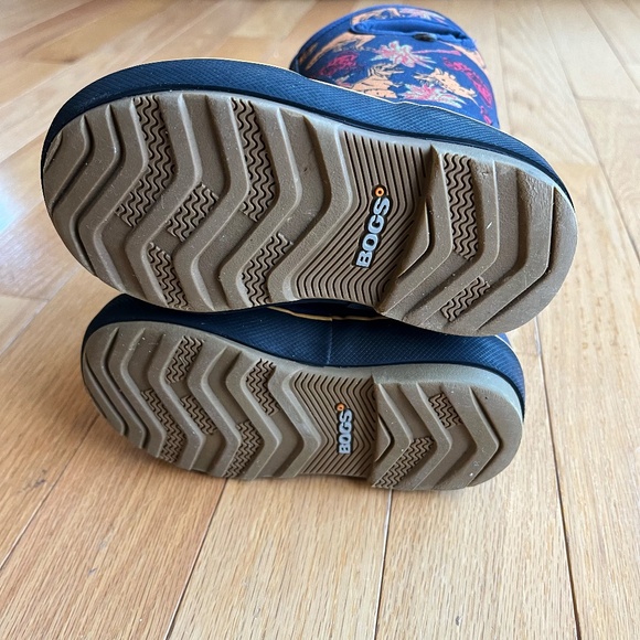 Bogs Classic Dino print all weather insulated boots, size 10 - Picture 6 of 6